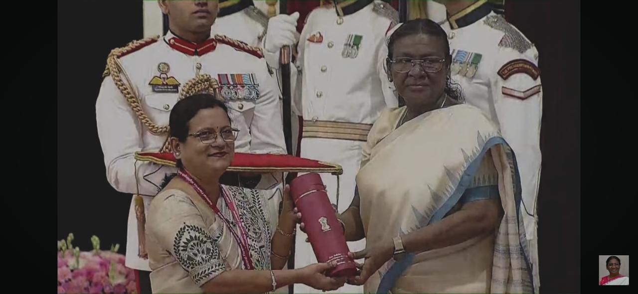 Ms Doli Biswas, Chief Nursing Officer, Fortis Hospital Anandapur, receiving National Florence Nightingale Award from Smt. Droupadi Murmu, President of India